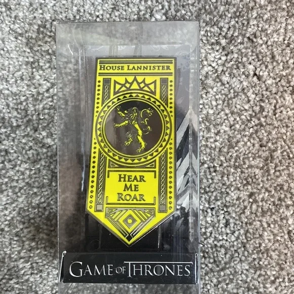 Game of Thrones Blanket & Box Contains-Apron, Banner, Banner Pin, Vinyl Bust NEW - Picture 4 of 13